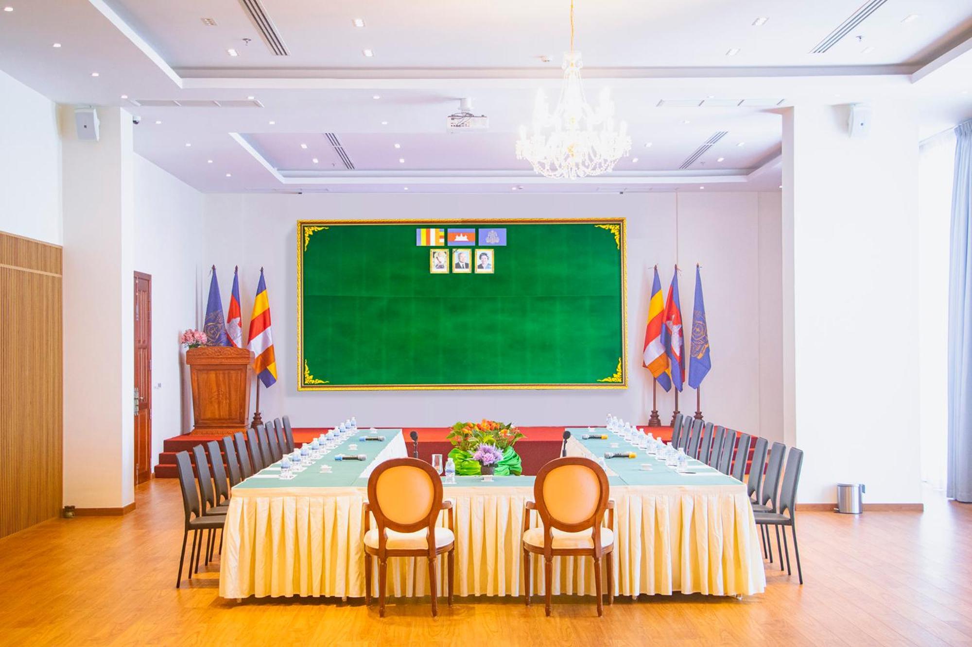 Sea Breeze Hotel & Villa Сиануквиль Экстерьер фото